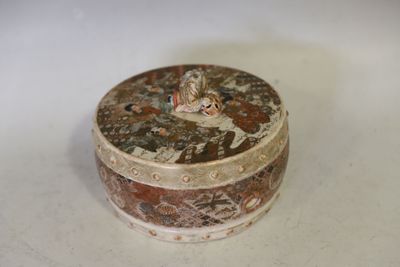 une petite boîte ornée d'un oiseau, posée sur une table