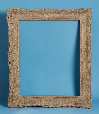 un vieux cadre photo sur fond bleu, avec une ombre