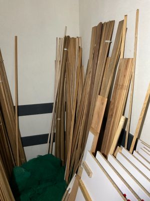 plusieurs pièces de bois sont empilées dans une pièce
