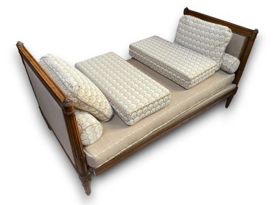 Banquette de style Louis XVI, époque XIXès, et ses coussins.