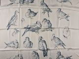 de nombreux oiseaux posés sur une nappe