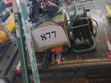 une table sur laquelle se trouvent de nombreux outils