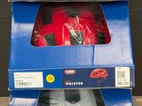 Trois cartons de casques sont empilés les uns sur les autres sur une table