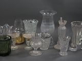 un grand nombre de vases en verre posés sur une table