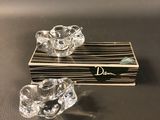 deux cendriers en verre transparent posés sur une boîte en bois