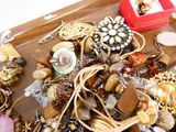 un plateau en bois rempli de bijoux variés, posé sur une table