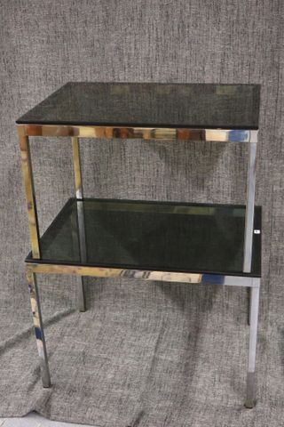 Suite de 2 tables basses, structure en métal chromé et plateau en...
