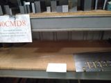 une affiche posée sur une étagère dans un magasin indiquant « pas de MDDS »
