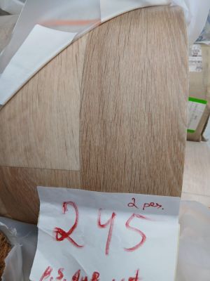 une chaise en bois sur laquelle est accrochée une pancarte, à côté d'une boîte de beignets