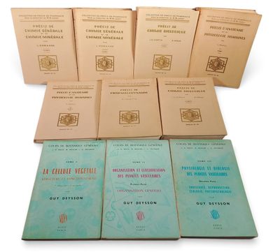 plusieurs livres sont empilés sur une surface blanche