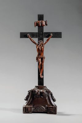 une statue de Jésus sur la croix, posée sur un socle