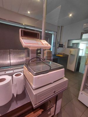 deux rouleaux de papier toilette sur le plan de travail de la cuisine