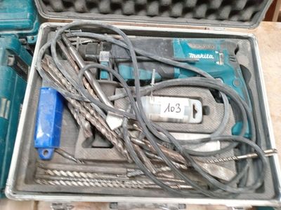 une mallette contenant des outils, posée sur une table