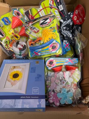 une boîte en carton remplie de jouets assortis et d'autres objets