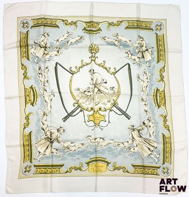 une image représentant un foulard carré orné d'une femme et de deux épées