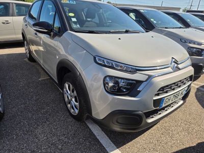 de nombreuses voitures garées les unes à côté des autres sur un parking
