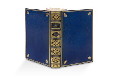 un vieux livre avec une couverture bleue et des bordures dorées