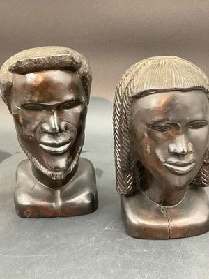 2 statuette en bois sombre, vernies.