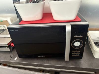 deux bols posés sur un micro-ondes, lui-même posé sur une table