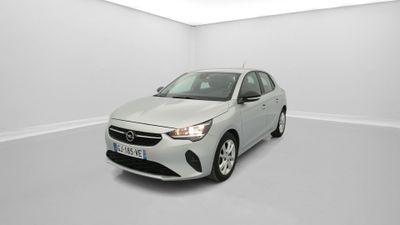 Une voiture blanche est garée dans une pièce blanche au sol blanc.