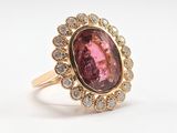 une bague en tourmaline rose et diamant