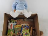 une boîte en carton remplie de jouets et d'une poupée