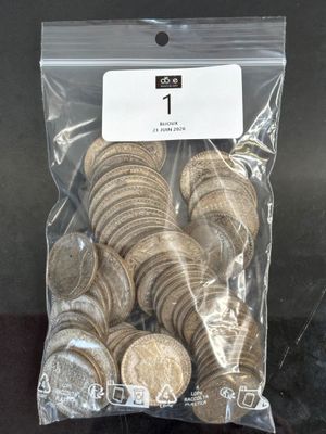 un paquet de biscuits posé sur une table