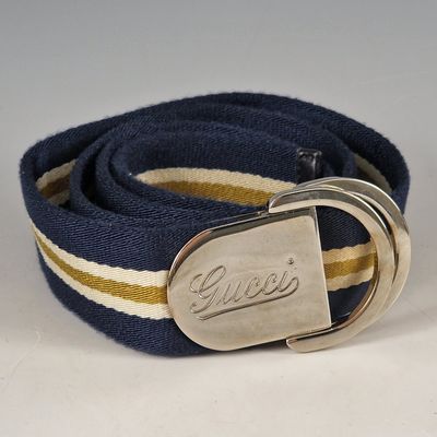 une photo d'une ceinture munie d'une boucle métallique