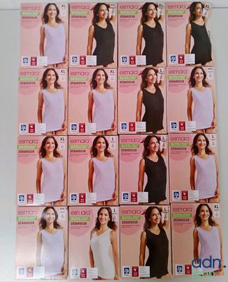 plusieurs modèles différents de débardeurs pour femmes exposés dans un magasin