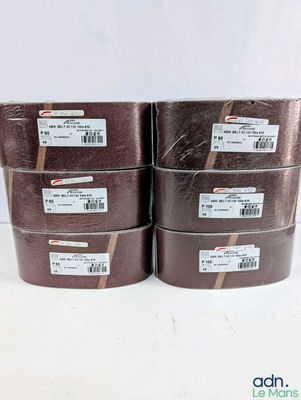 quatre rouleaux de ruban adhésif marron sont empilés les uns sur les autres