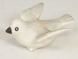 un oiseau blanc assis sur une table