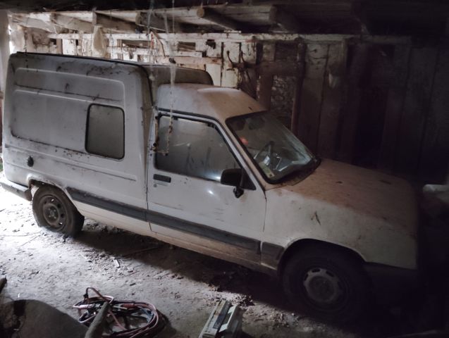 RENAULT EXPRESS, immatriculé 8677-MQ-23, 97875 km. Vendu en l’éta...