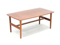 TABLE BASSE en teck, piétement à entretoise. (photo 2)