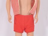 un mannequin masculin portant un t-shirt rayé rouge et blanc et un short rouge
