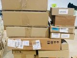 boîtes empilées les unes sur les autres sur une palette dans un entrepôt