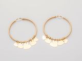 une paire de boucles d'oreilles créoles en or ornées de pendentifs en forme de cœur