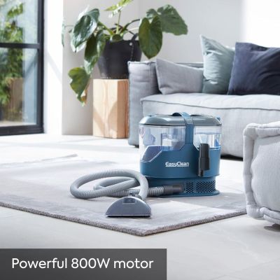 un aspirateur posé par terre dans le salon
