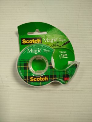 un rouleau de ruban adhésif « Scotch Magic » sur une surface blanche