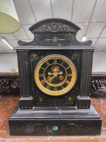 Pendule Napoléon III, signé Pelletier. Sans clé. Accident au marb...