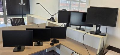 6 ECRANS DONT 4 HP , 1 SAMSUNG , 1 DELL LE TOUT NON TESTE EN…