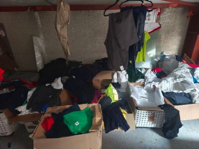une pile de vêtements dans une boîte sur le sol