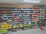 de nombreuses étagères dans le magasin qui contiennent différents articles