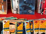 plein de bandes dessinées posées sur une table rouge