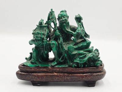 Figurine chinoise en jade sculpté représentant un groupe d'hommes et de femmes