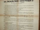 une vieille affiche accrochée au mur d'un immeuble en France