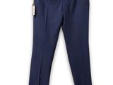 un gros plan sur un pantalon bleu sur fond blanc