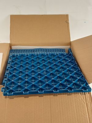 une boîte en carton contenant un plateau en plastique bleu