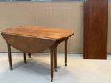 une petite table posée à même le sol