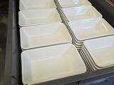 beaucoup d'assiettes dans les plateaux posés sur la cuisinière