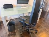un bureau équipé d'un ordinateur et d'une imprimante